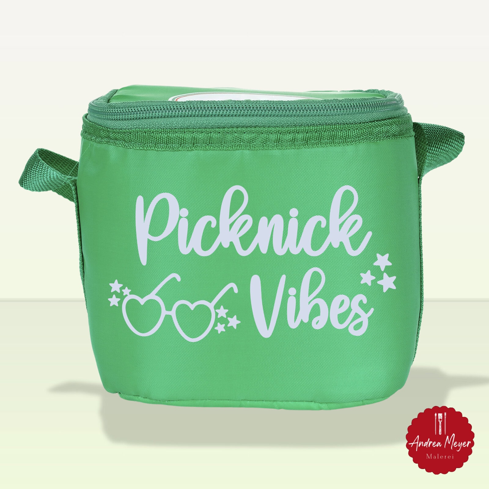 Picknick mit Stil – Plotten für dein Sommerpicknick 10 Kühltasche mit der Aufschrift Picknick Vibes, einer herzförmigen Sonnenbrille und Sternen. Sommer, Sonne, Picknickzeit! Was gibt’s Schöneres, als mit Freunden oder Familie draußen zu essen, zu lachen und zu entspannen? Mit meiner neuen Plotterdatei „Picknick Queen“ verleihst du deinem Picknick das gewisse Etwas – und zwar stilvoll in silberner Vinyl- oder Flexfolie geplottet. Ideal für Cricut und Silhouette Plotter.