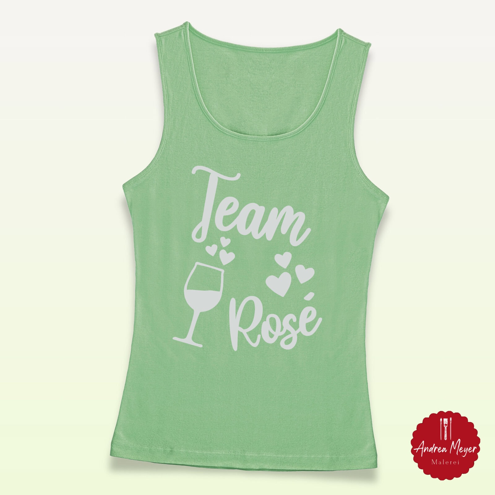 Picknick mit Stil – Plotten für dein Sommerpicknick 9 Tank Top oder Shirt mit der Aufschrift Team Rose mit Weinglas und Herzen. Sommer, Sonne, Picknickzeit! Was gibt’s Schöneres, als mit Freunden oder Familie draußen zu essen, zu lachen und zu entspannen? Mit meiner neuen Plotterdatei „Picknick Queen“ verleihst du deinem Picknick das gewisse Etwas – und zwar stilvoll in silberner Vinyl- oder Flexfolie geplottet. Ideal für Cricut und Silhouette Plotter.