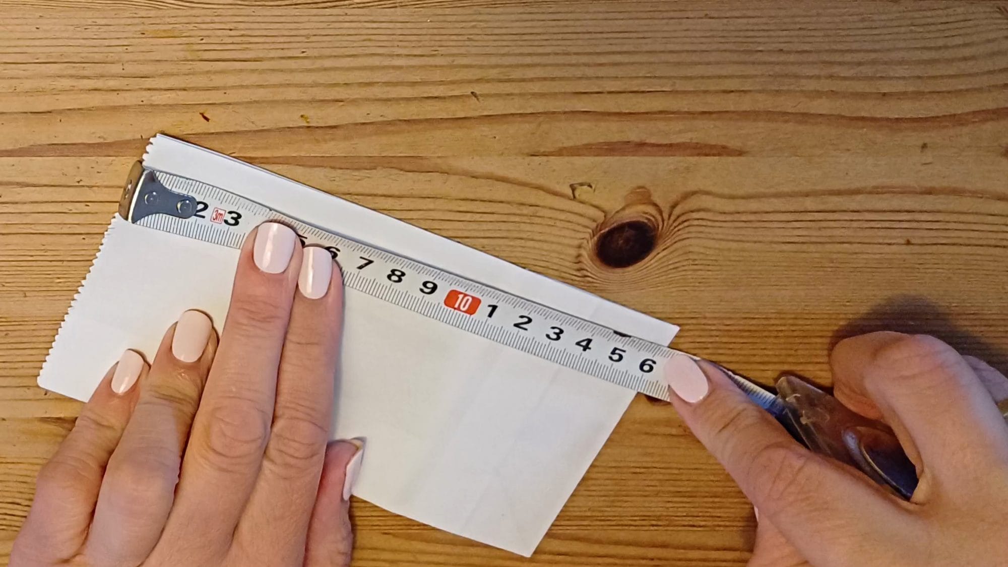 Plotter-Tipp: So zeichnest du dein Motiv garantiert mittig auf dein Projekt + Freebie! 5 Andrea misst eine Papiertüte genau aus, um das Motiv korrekt zu positionieren