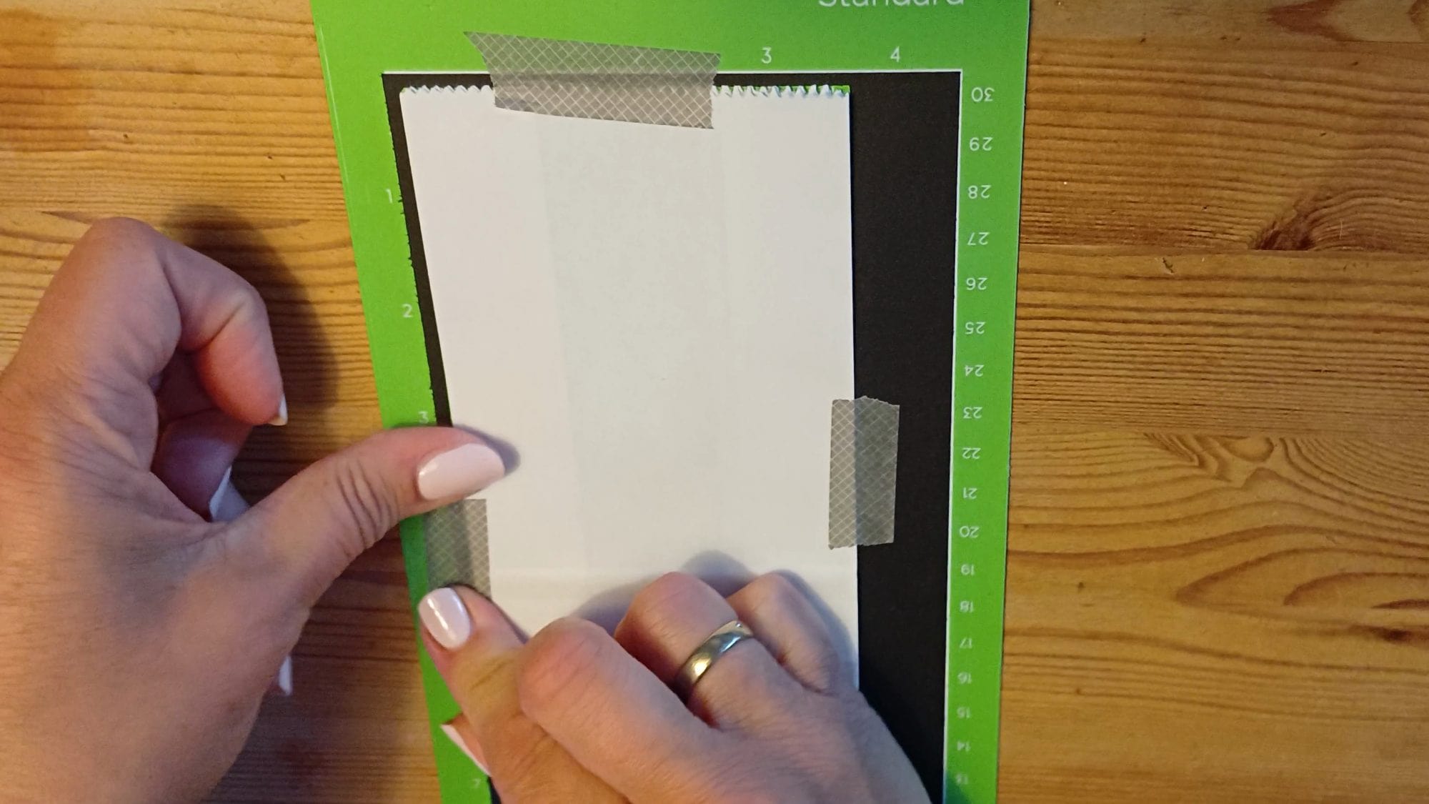Plotter-Tipp: So zeichnest du dein Motiv garantiert mittig auf dein Projekt + Freebie! 9 Papiertüte wird im Rechteck fixiert, der Plotter zeichnet das Motiv mit Stiften nacheinander