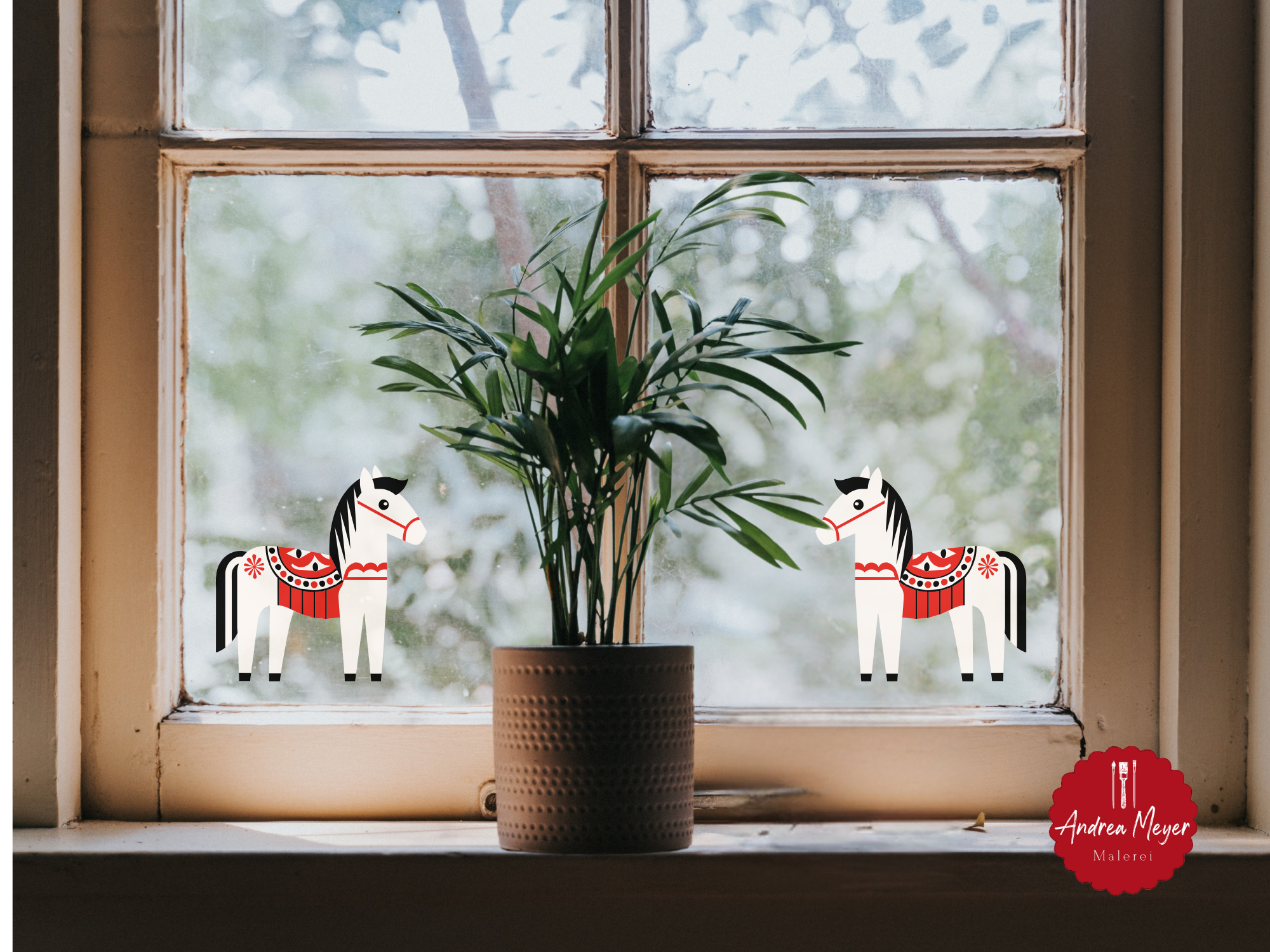 16 kreative DIY-Ideen mit Dalapferd – für Plotterfans & Skandi-Liebhaberinnen 18 Dalapferd Plotterdatei als Fensterbild – Skandinavische Folien-Deko Idee
