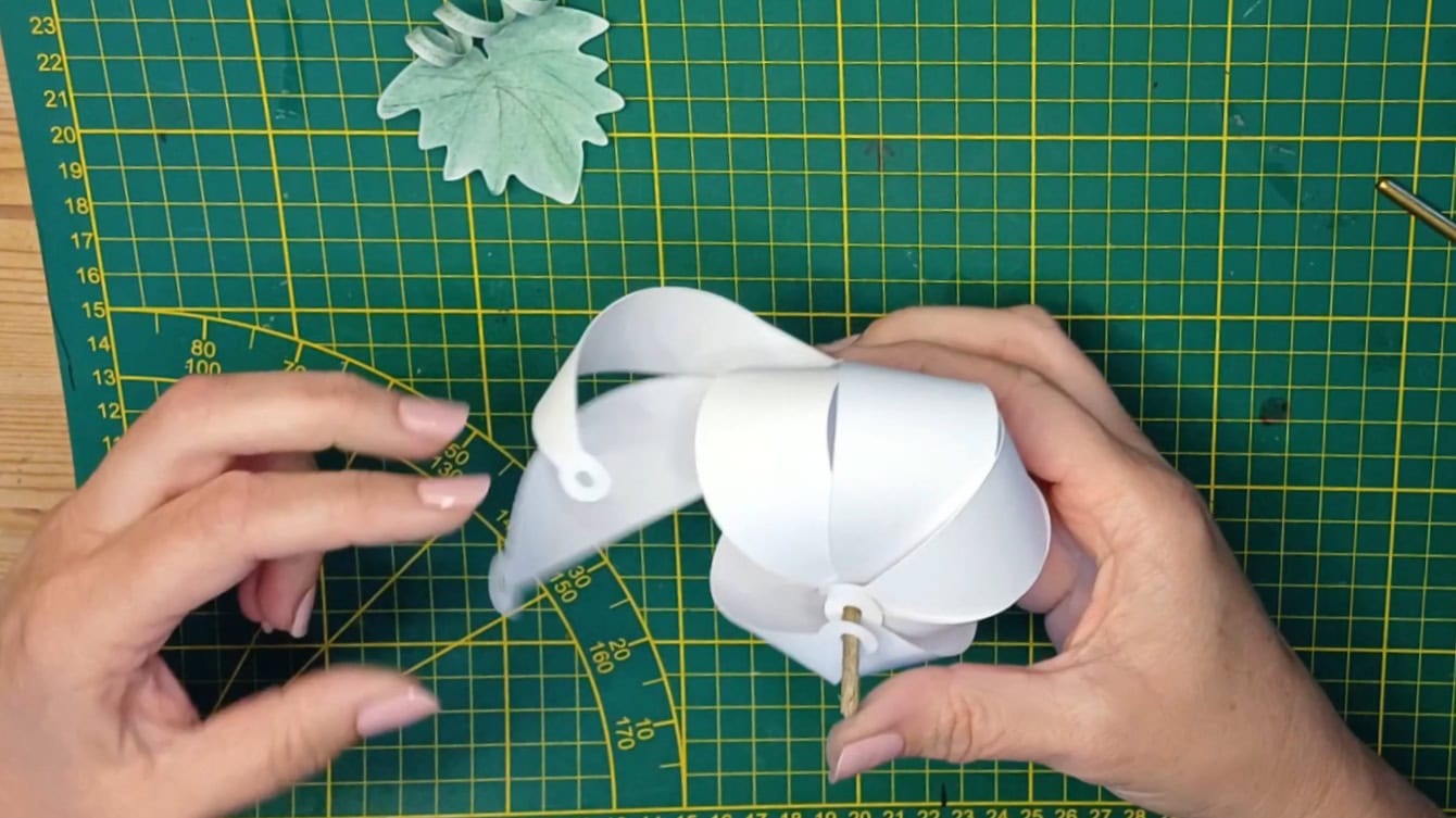Papierkürbis plotten – auch für Cricut Joy geeignet 8 Papierkürbis wird zusammengesetzt