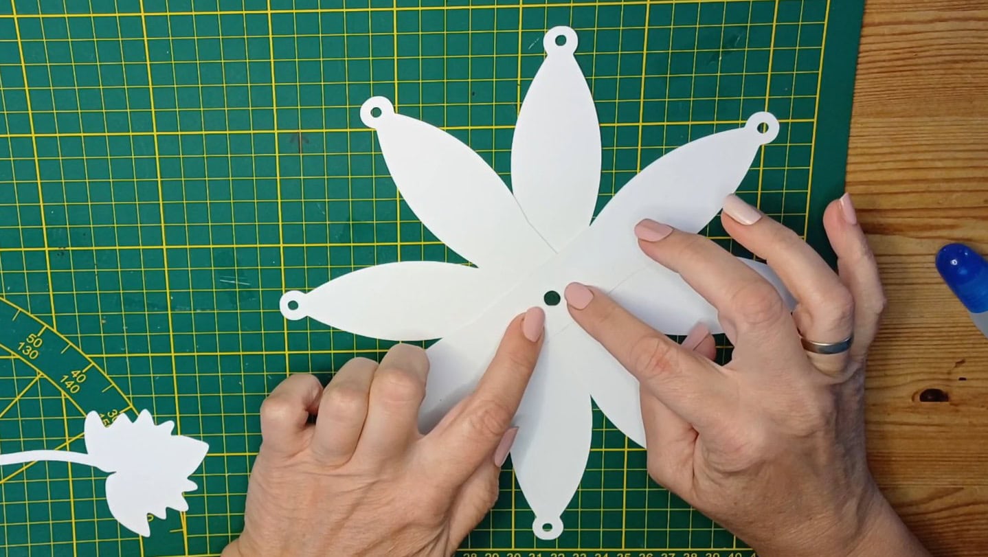 Papierkürbis plotten – auch für Cricut Joy geeignet 7 Zusammenkleben Papierkürbis