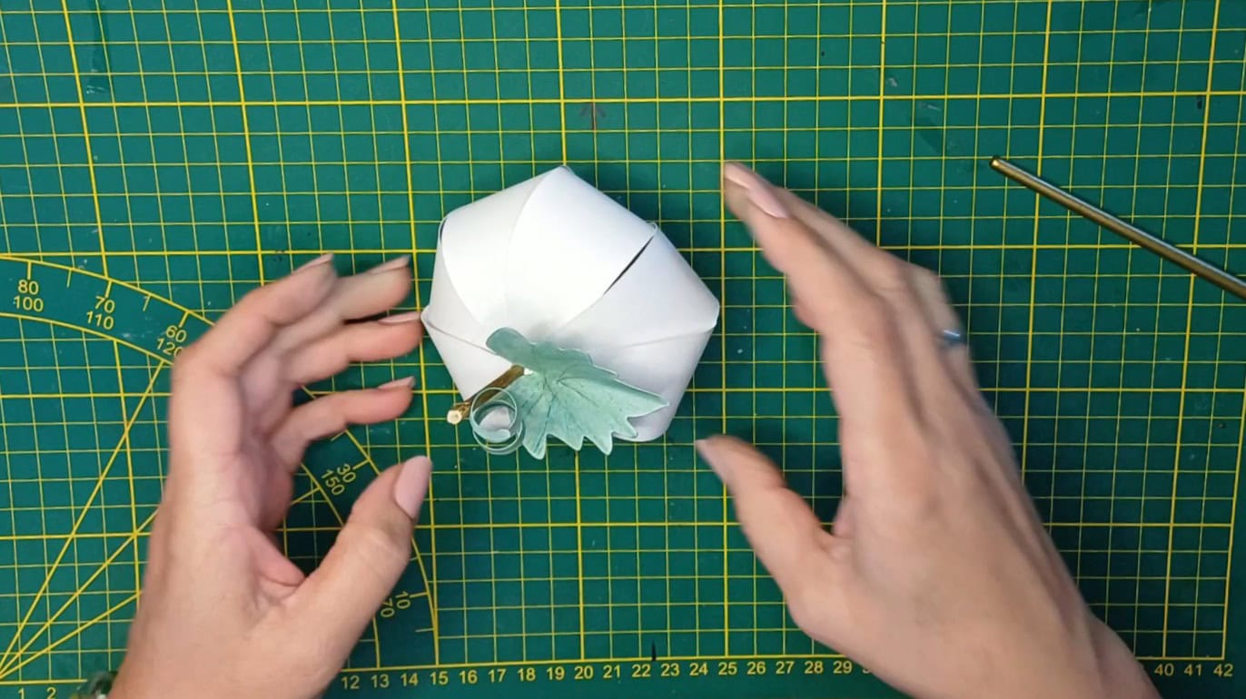 Papierkürbis plotten – auch für Cricut Joy geeignet 9 Blatt anbringen an Papierkürbis