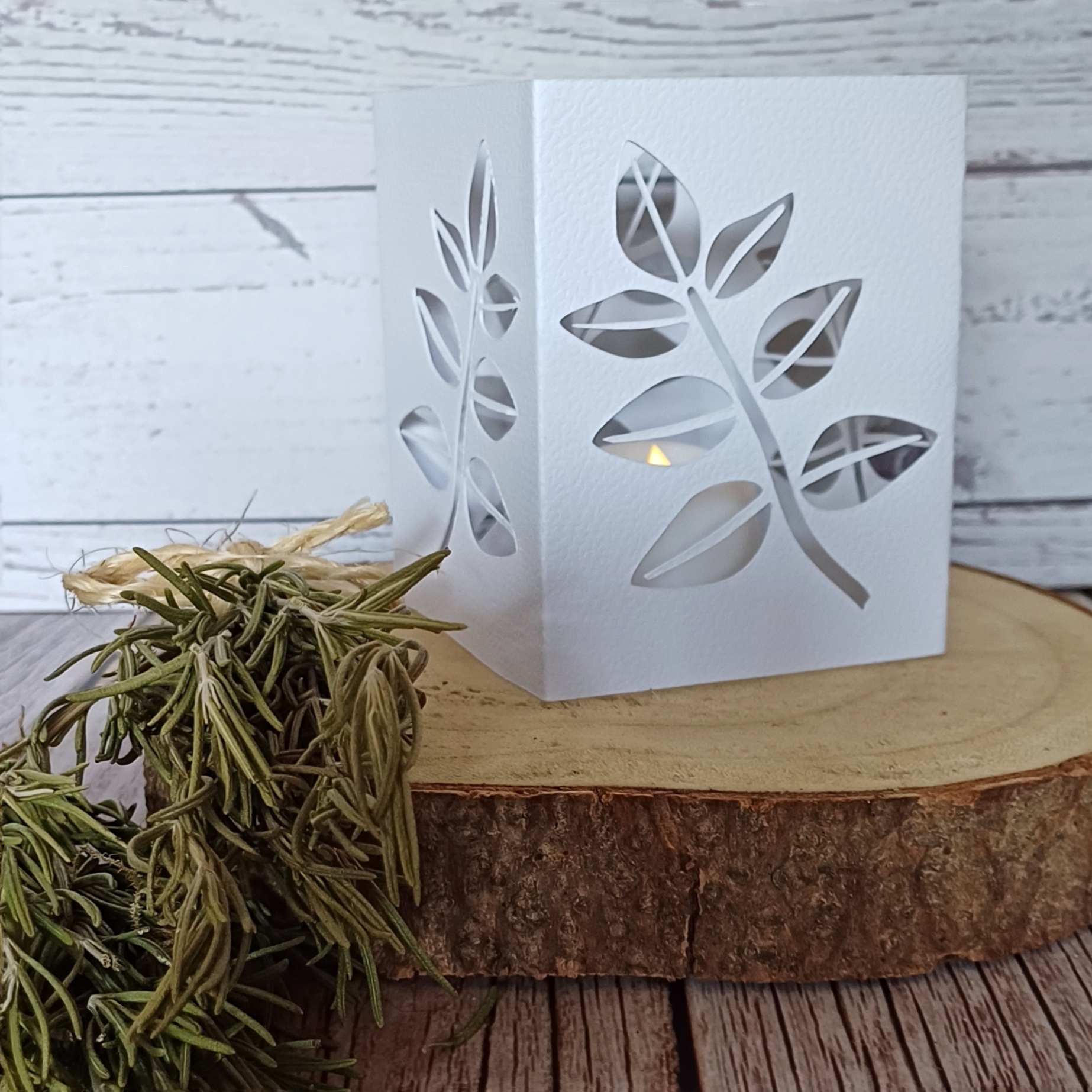 Papierlaterne mit Blättern