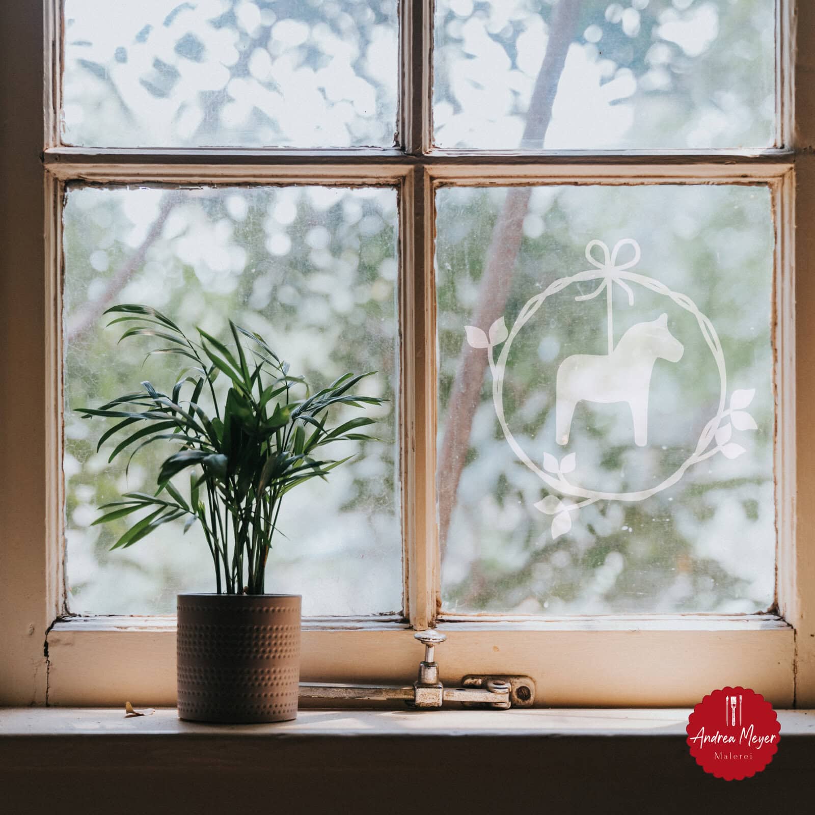 Plotten mit Fensterfolie – so gestaltest du wunderschöne Fensterdeko mit dem Plotter 13 Fensterdeko mit Milchglaseffekt Plotten mit Fensterfolie DIY mit dem Cricut Joy Xtra