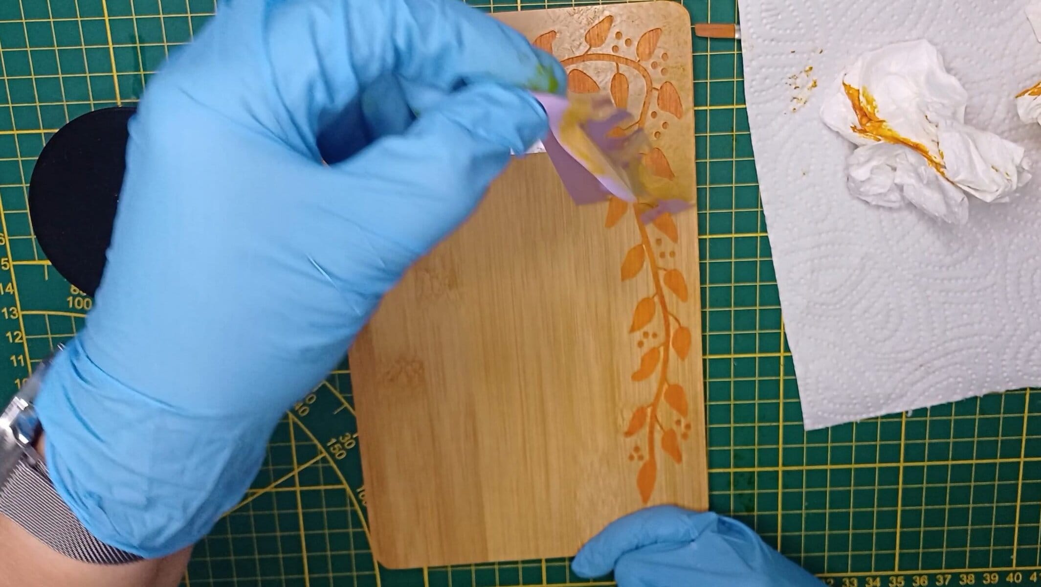 DIY Brandmalerei mit dem Plotter – Frühstücksbrett kreativ veredeln 11 Vinylschablone abziehen