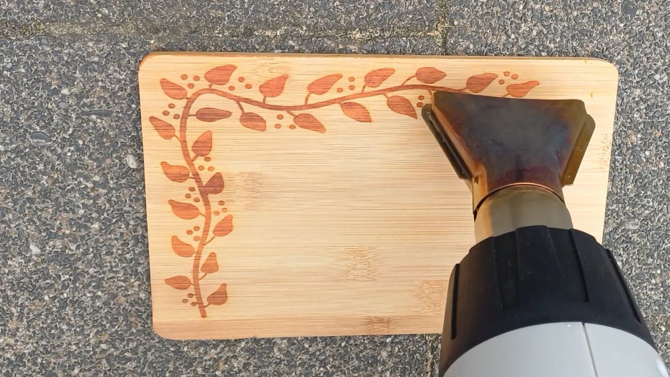 DIY Brandmalerei mit dem Plotter – Frühstücksbrett kreativ veredeln 12 mit dem Heißluftfön die Brennpaste aktivieren