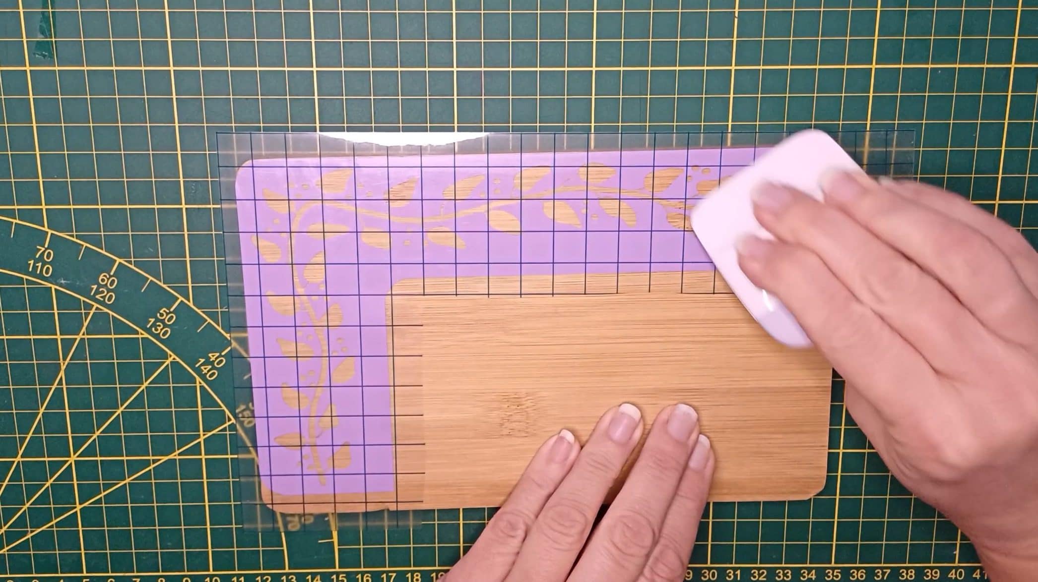 DIY Brandmalerei mit dem Plotter – Frühstücksbrett kreativ veredeln 6 geplottete Schablone aufrakeln