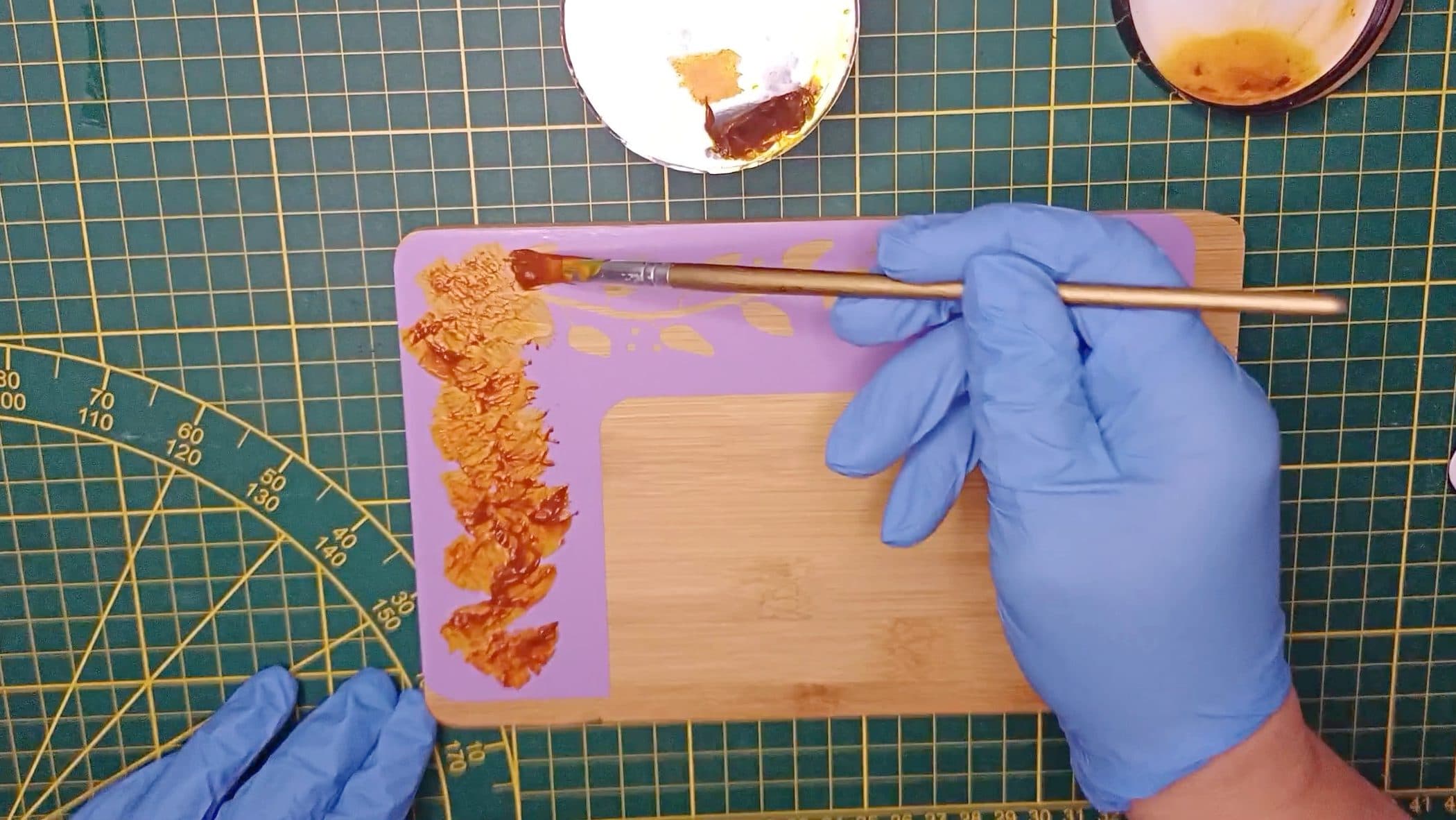 DIY Brandmalerei mit dem Plotter – Frühstücksbrett kreativ veredeln 10 Holzbrennpaste mit dem Pinsel auftragen
