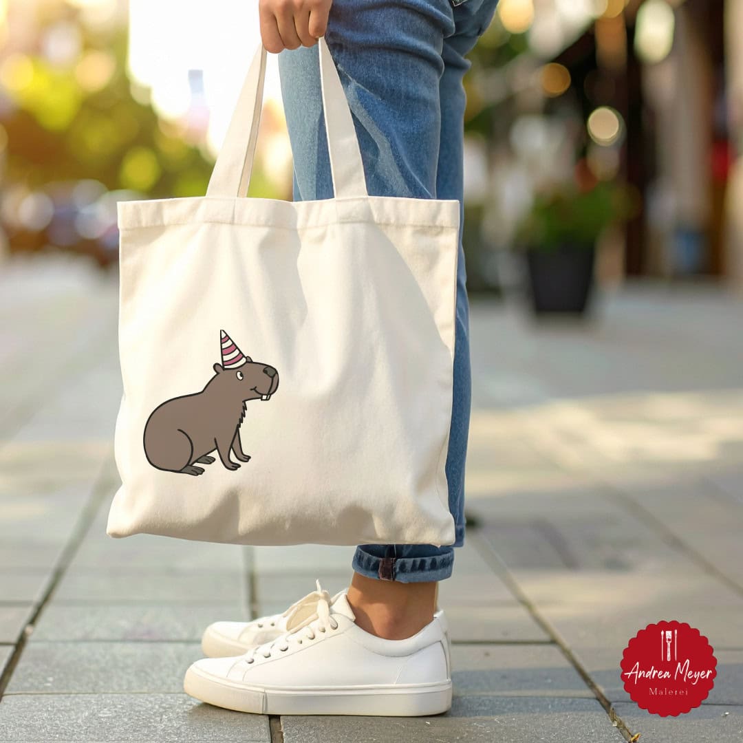 Partybaras – die vielseitigste Plotterdatei für alle, die gute Laune lieben! 4 Trag gute Laune mit dir! Diese Capybara mit Partyhut ist das perfekte Plottermotiv für Taschen, Beutel und Shopper. Sofort-Download SVG & PNG.