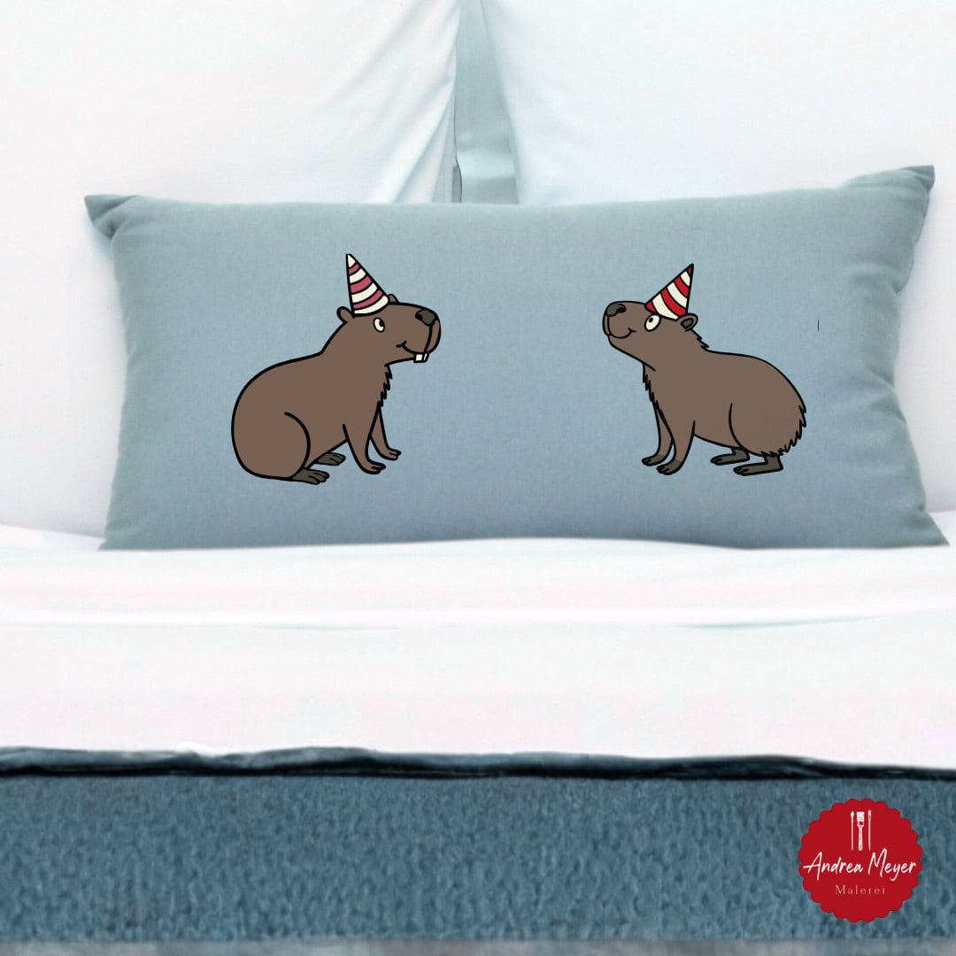 Partybaras – die vielseitigste Plotterdatei für alle, die gute Laune lieben! 5 Mach’s dir gemütlich mit dieser fröhlichen Capybara! Das Partybara-Motiv eignet sich perfekt zum Plotten auf Kissenhüllen und Heimdeko.