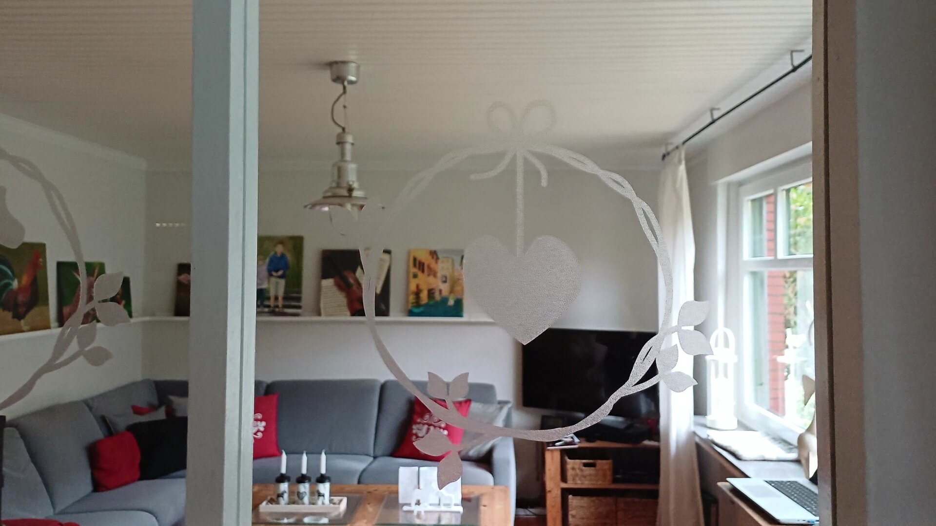 Plotten mit Fensterfolie – so gestaltest du wunderschöne Fensterdeko mit dem Plotter 5 Fensterdeko mit Milchglaseffekt Plotten mit Fensterfolie DIY mit dem Cricut Joy Xtra