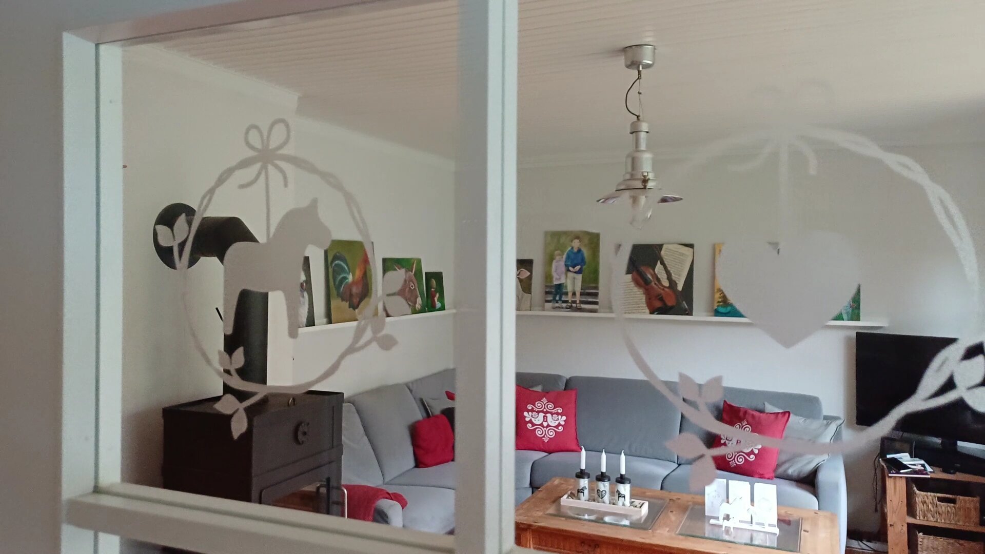 Plotten mit Fensterfolie – so gestaltest du wunderschöne Fensterdeko mit dem Plotter 6 Fensterdeko mit Milchglaseffekt Plotten mit Fensterfolie DIY mit dem Cricut Joy Xtra