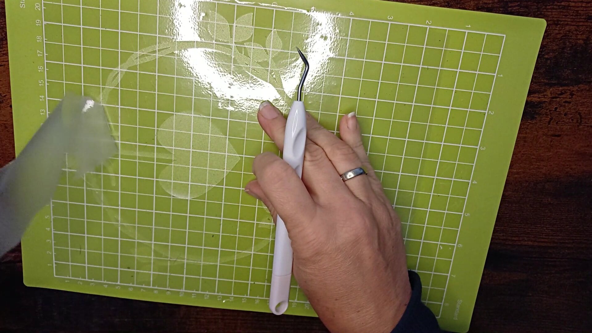 Plotten mit Fensterfolie – so gestaltest du wunderschöne Fensterdeko mit dem Plotter 7 Fensterdeko mit Milchglaseffekt Plotten mit Fensterfolie DIY mit dem Cricut Joy Xtra