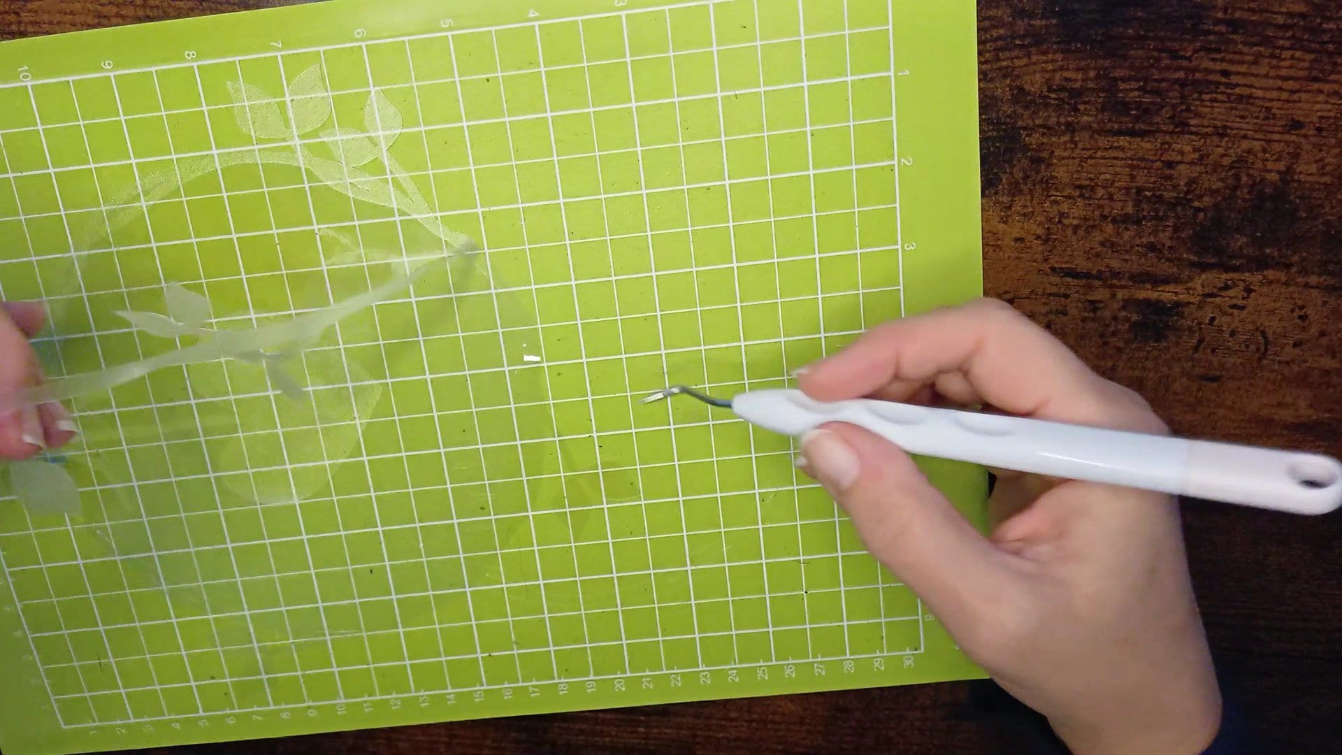 Plotten mit Fensterfolie – so gestaltest du wunderschöne Fensterdeko mit dem Plotter 8 Fensterdeko mit Milchglaseffekt Plotten mit Fensterfolie DIY mit dem Cricut Joy Xtra