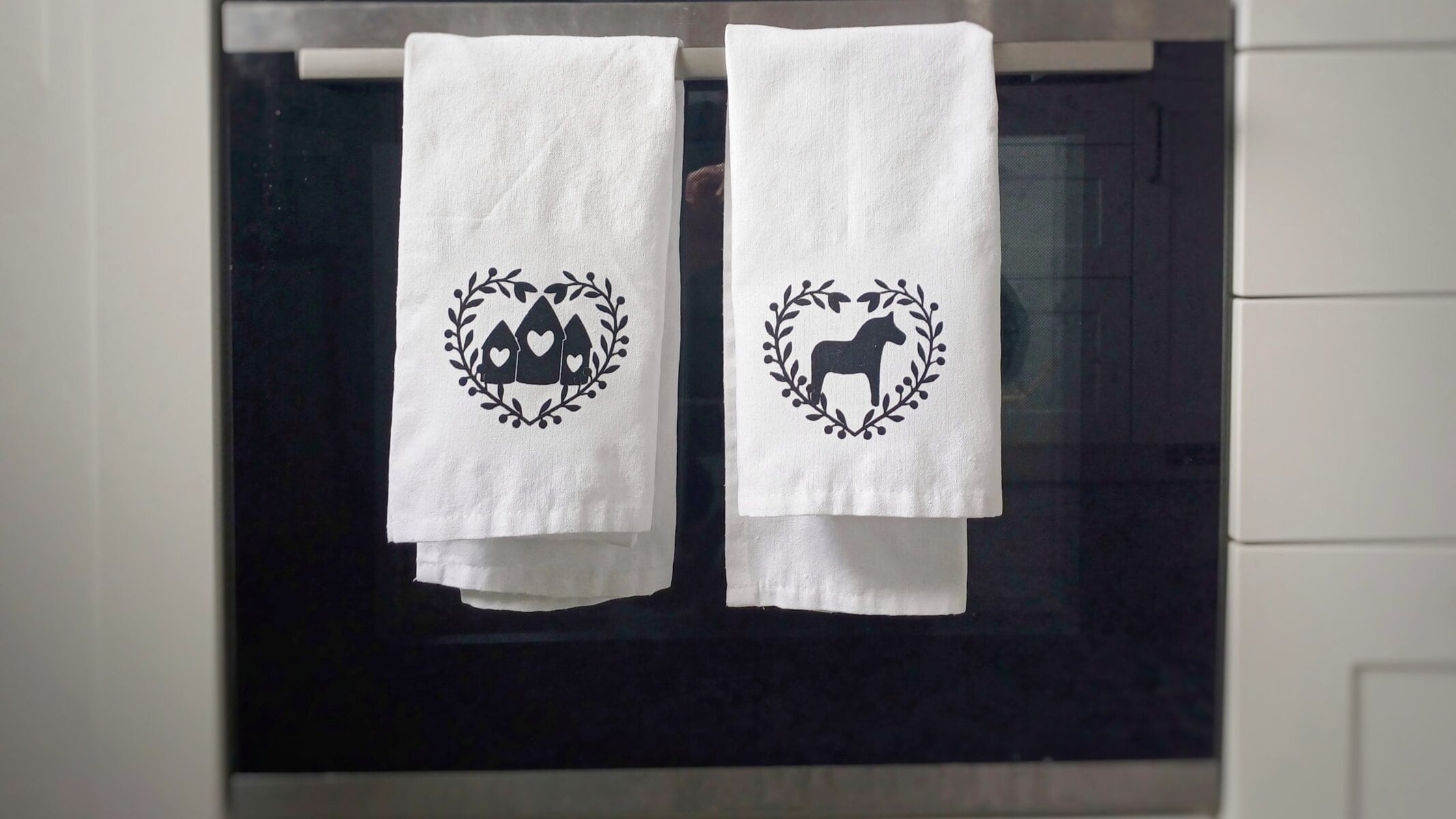 Siebdruck mit dem Plotter 16 Plotter trifft Siebdruck - ich habe mit einer Vinylschablone Landhaus Motive auf Küchentücher gedruckt