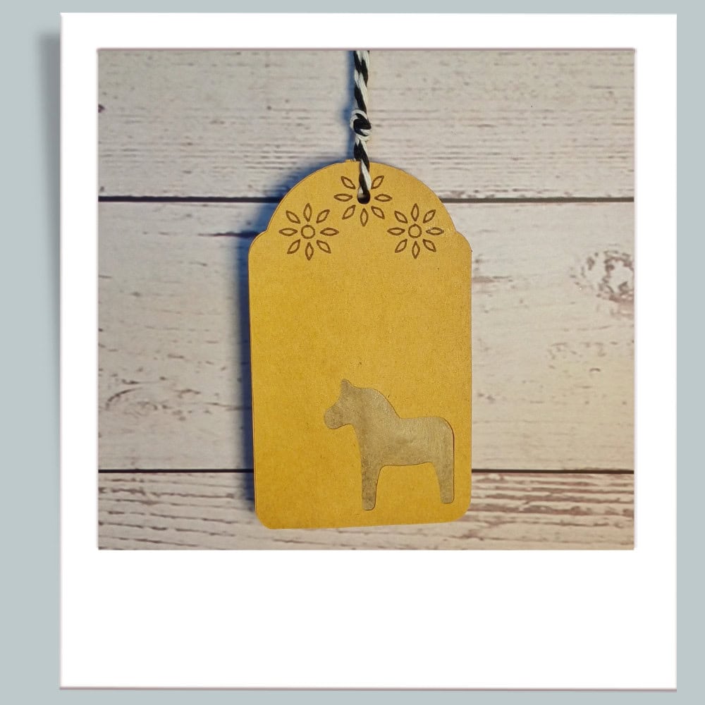 Brauner Anhänger mit Pferdemotiv