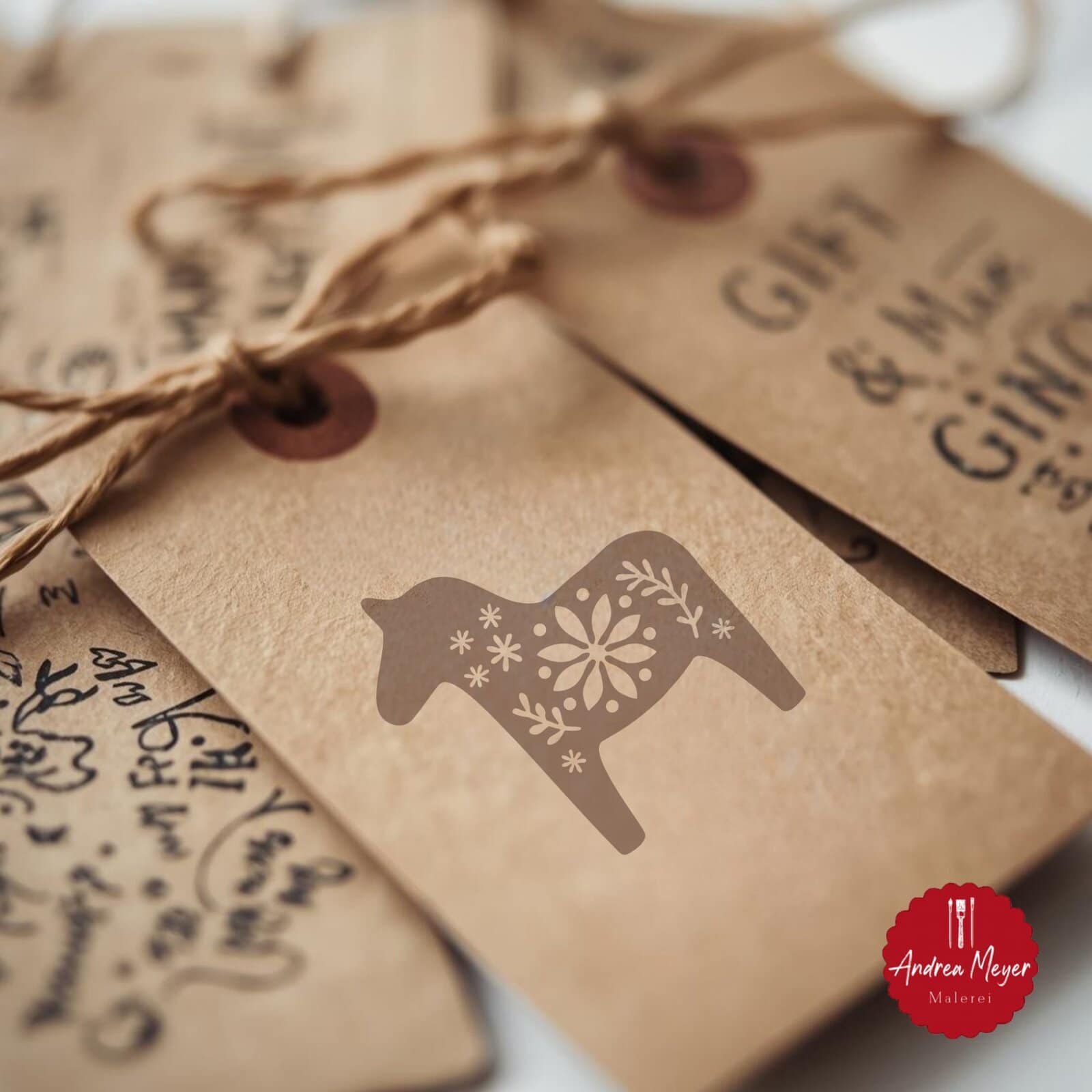 Skandinavische Plotterdateien Dala Pferd, Elch & Herz – nordische Dekoideen zum Selbermachen 23 Geschenkanhänger mit Dala Pferd – skandinavische Plotterdatei für Geschenkideen