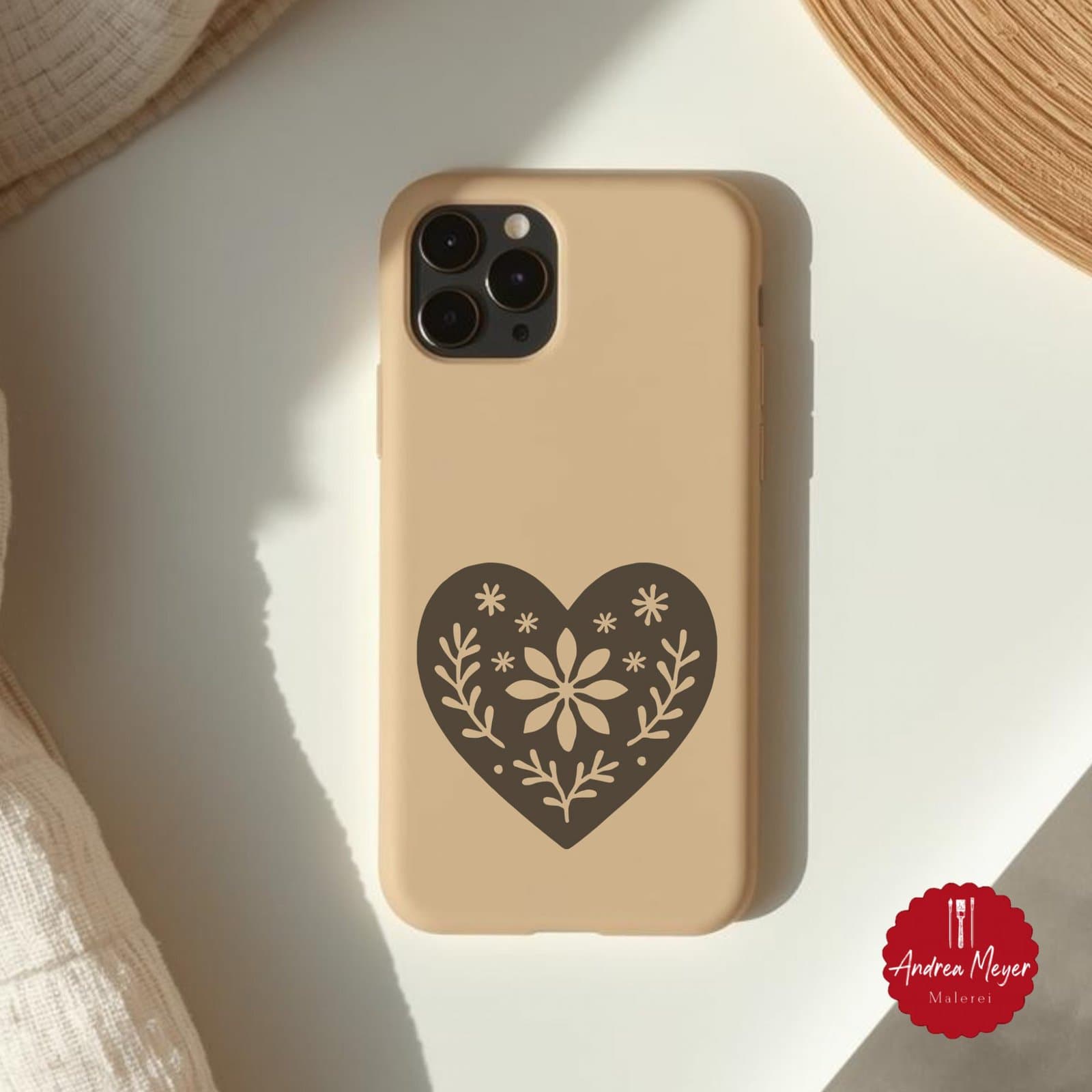 Skandinavische Plotterdateien Dala Pferd, Elch & Herz – nordische Dekoideen zum Selbermachen 7 Handyhülle mit Herzmotiv – skandinavische Plotterdatei für stilvolles Design