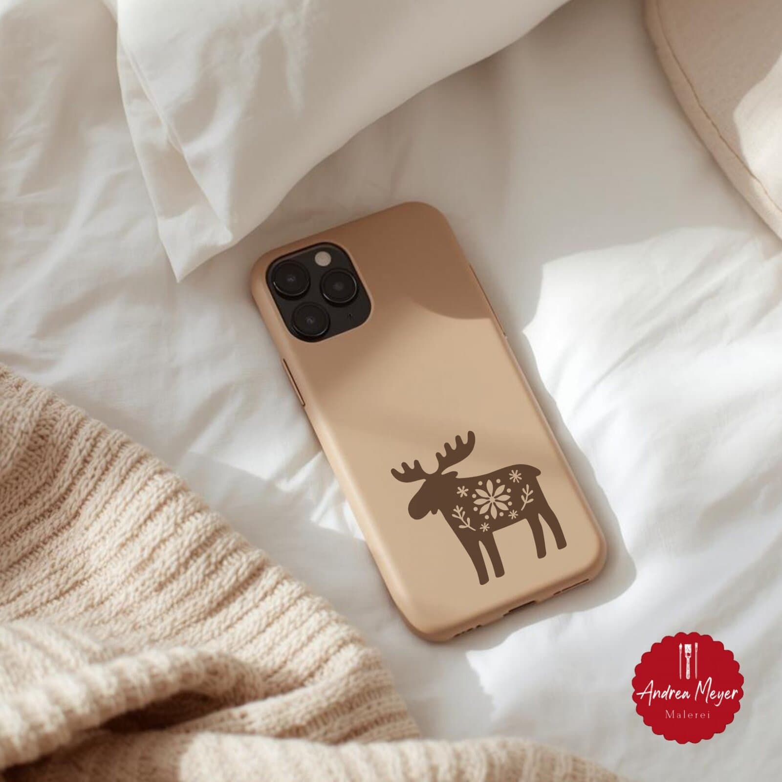 Skandinavische Plotterdateien Dala Pferd, Elch & Herz – nordische Dekoideen zum Selbermachen 5 Handyhülle mit Elch – nordische Plotterdatei für moderne Accessoires