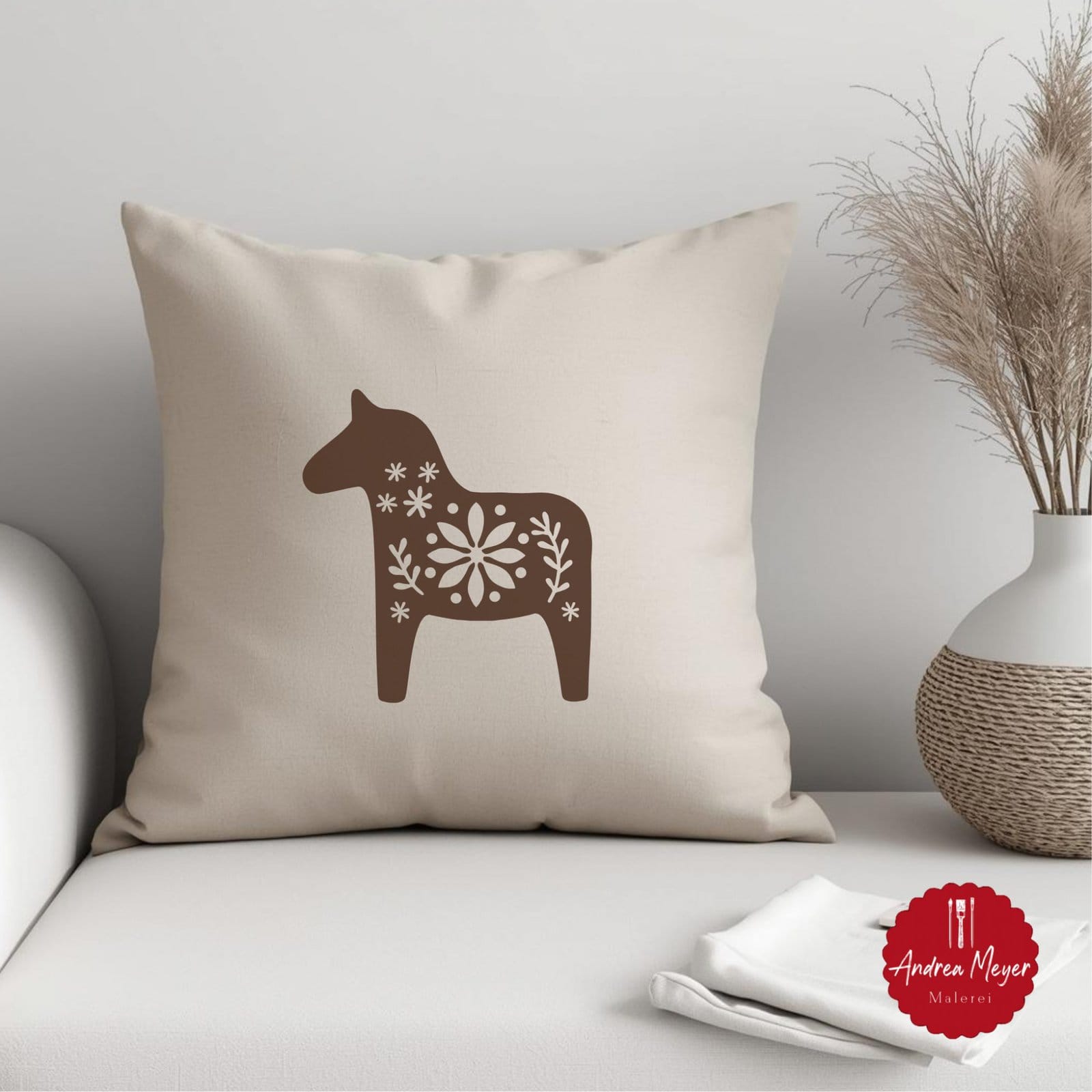 Skandinavische Plotterdateien Dala Pferd, Elch & Herz – nordische Dekoideen zum Selbermachen 4 Kissen mit Dala Pferd – skandinavische Plotterdatei für nordische Deko