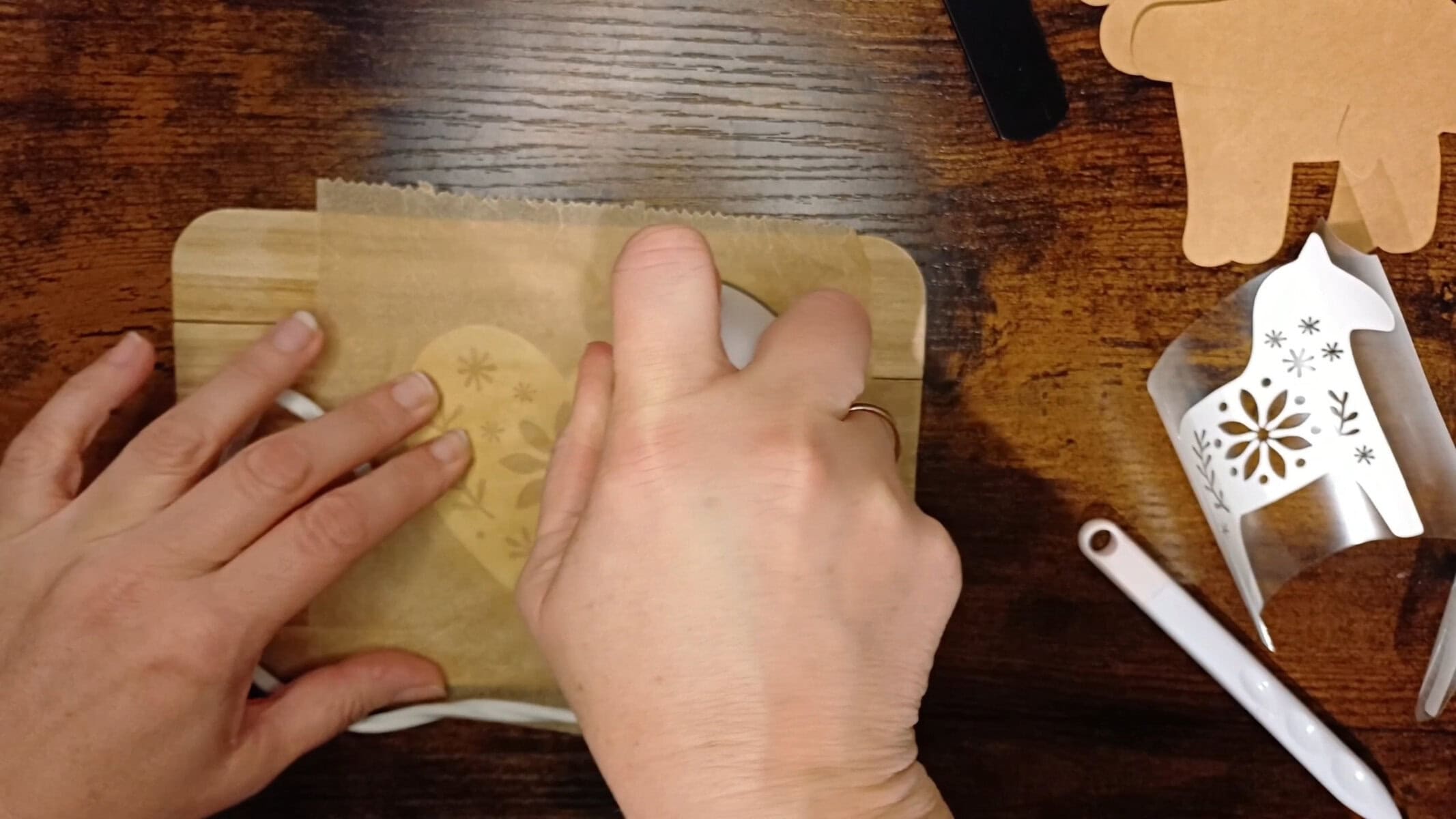 Skandinavische Deko plotten 5 skandinavische deko, skandinavische weihnachtsdeko, plusterfolie auf papier, puff vinyl, plotten, plotteridee, weihnachtsdeko basteln, cricut design space, plotterdatei, diy deko, scandi deko, nordic christmas, weihnachtsdeko plotten, plotter tutorial deutsch, basteln mit plotter, winterdeko, cricut projekt, plotten mit plusterfolie, skandi look, handmade christmas