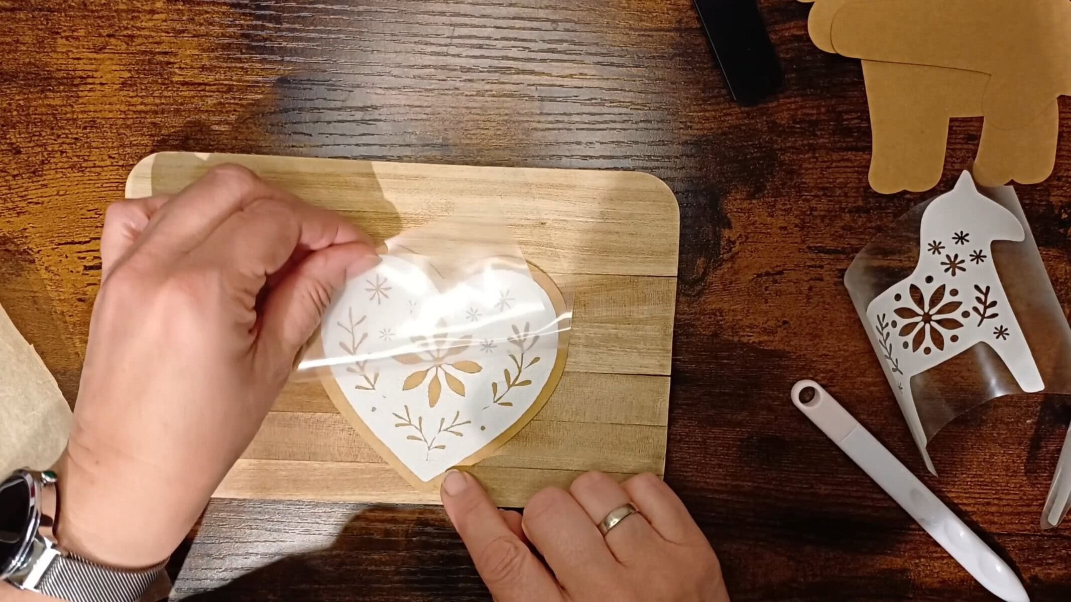 Skandinavische Deko plotten 6 skandinavische deko, skandinavische weihnachtsdeko, plusterfolie auf papier, puff vinyl, plotten, plotteridee, weihnachtsdeko basteln, cricut design space, plotterdatei, diy deko, scandi deko, nordic christmas, weihnachtsdeko plotten, plotter tutorial deutsch, basteln mit plotter, winterdeko, cricut projekt, plotten mit plusterfolie, skandi look, handmade christmas