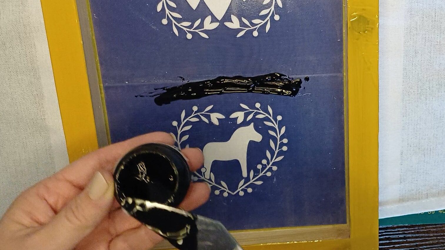 Siebdruck mit dem Plotter 8 Plotter trifft Siebdruck - ich habe mit einer Vinylschablone Landhaus Motive auf Küchentücher gedruckt