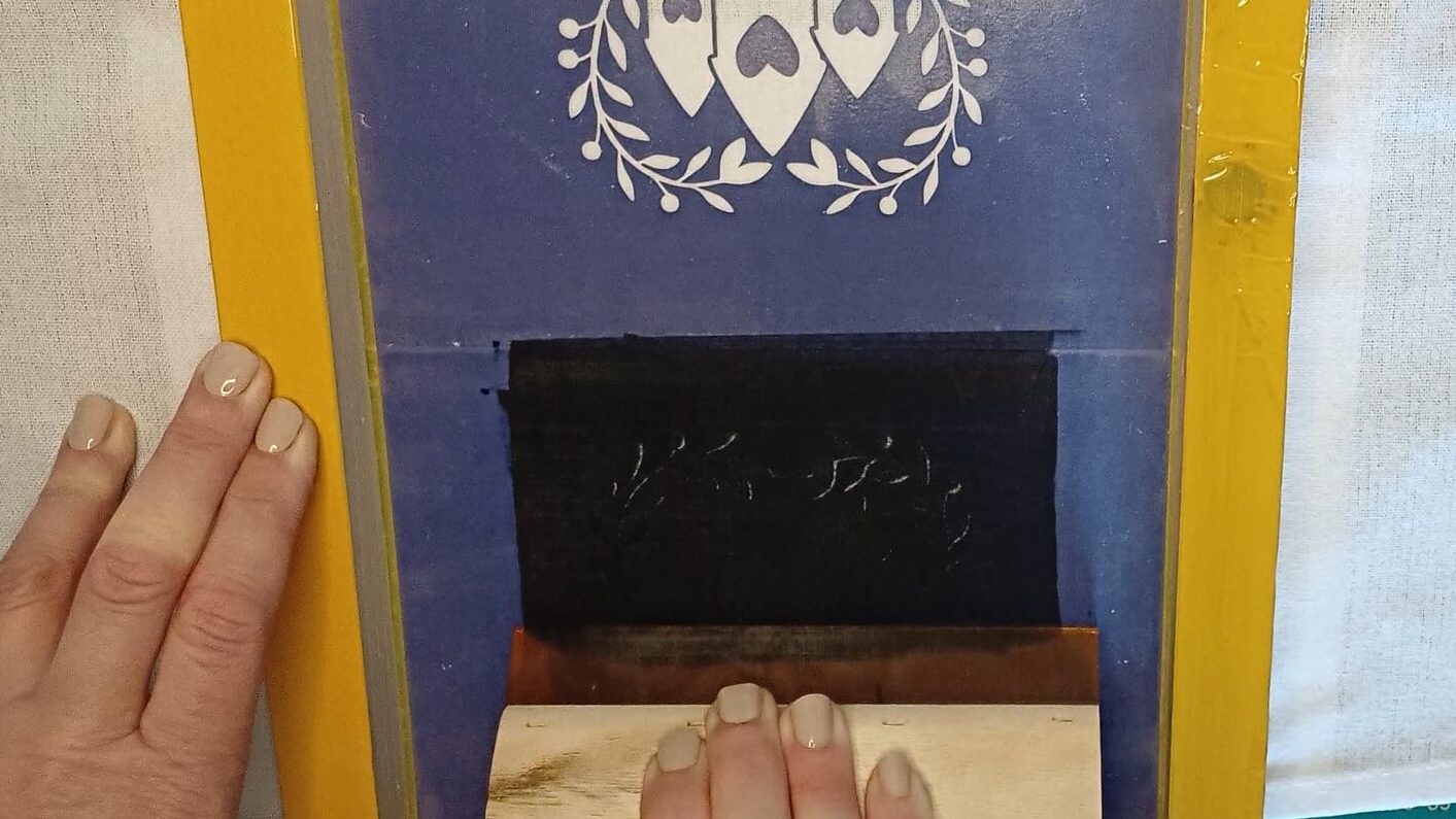 Siebdruck mit dem Plotter 9 Plotter trifft Siebdruck - ich habe mit einer Vinylschablone Landhaus Motive auf Küchentücher gedruckt