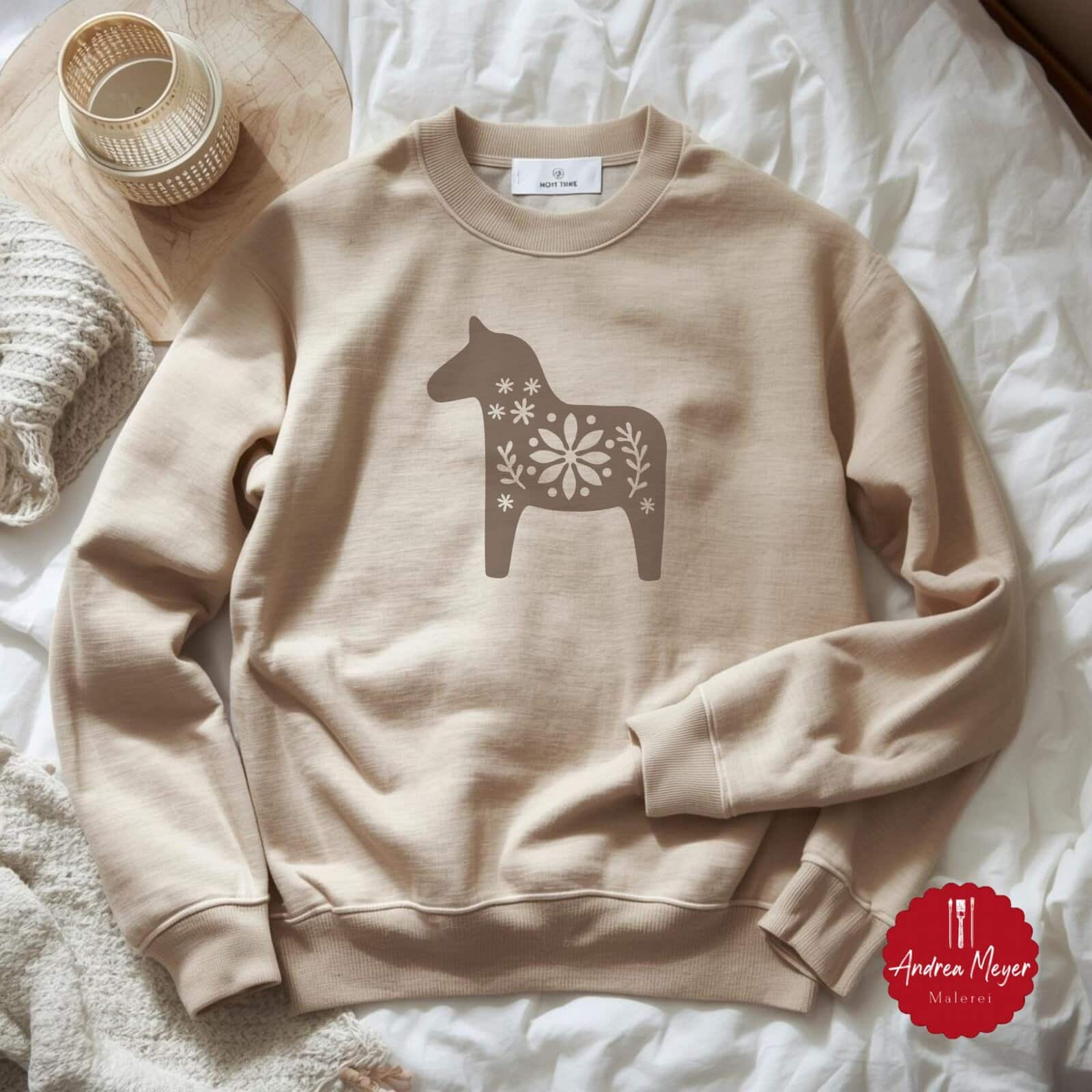 Skandinavische Plotterdateien Dala Pferd, Elch & Herz – nordische Dekoideen zum Selbermachen 18 Pullover mit Dala Pferd – nordisches Motiv als Plotterdatei für Kleidung