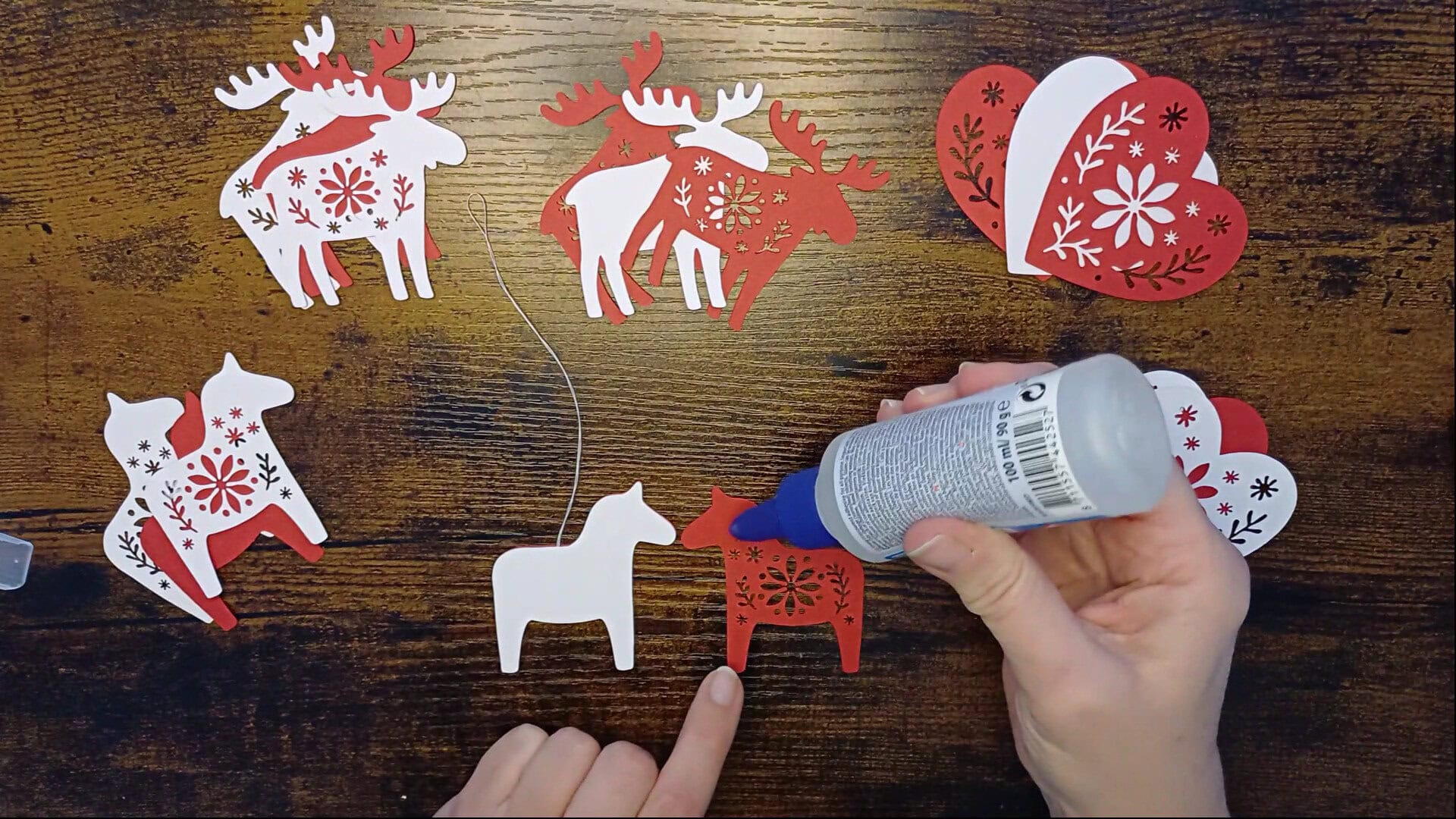 Skandinavische Weihnachtsanhänger plotten 12 Skandinavische Weihnachtsanhänger plotten: Lerne Schritt für Schritt, wie du die dreilagigen Papieranhänger im Cricut Design Space erstellst. Mit Tipps & Downloadlink.