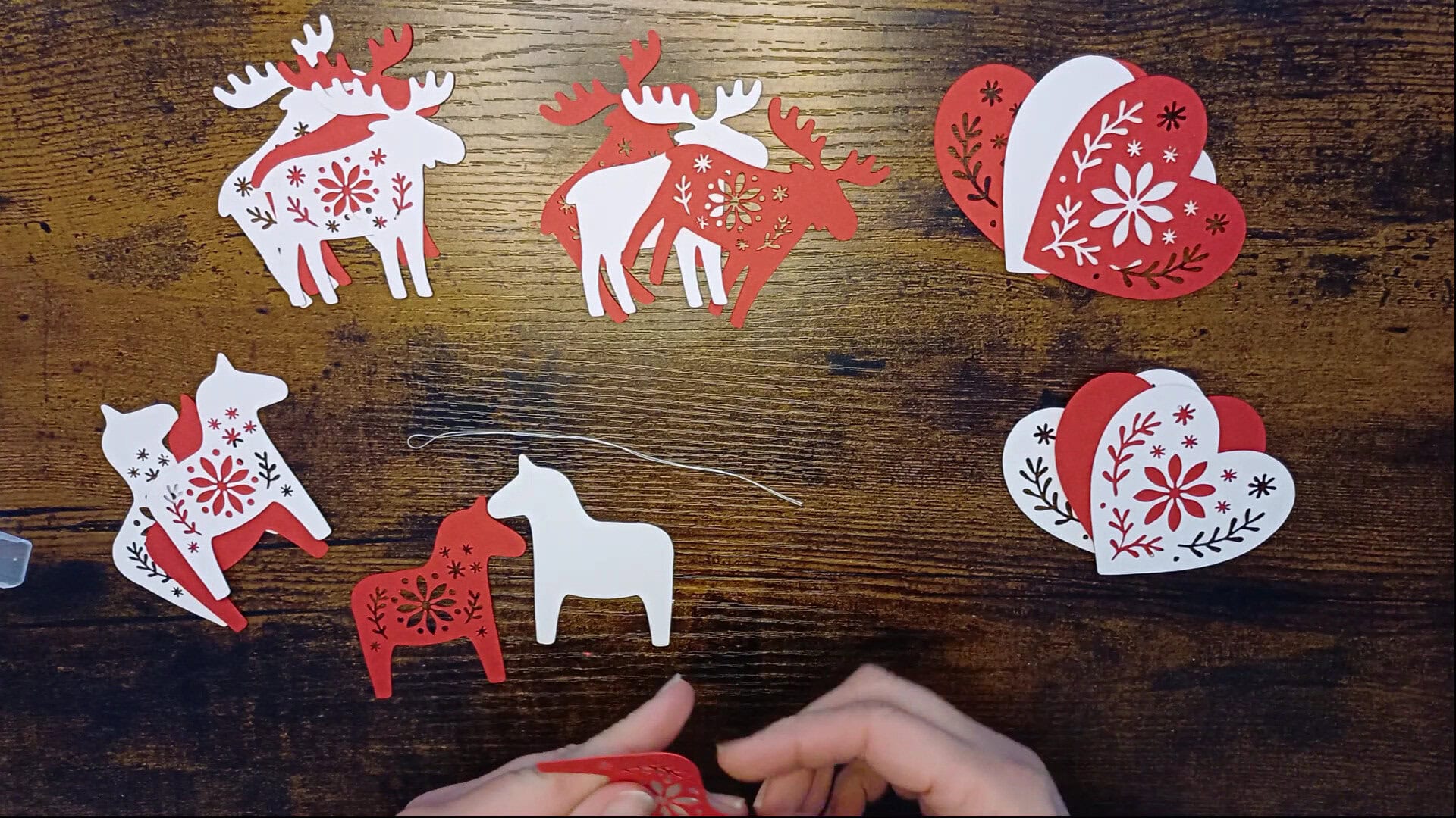 Skandinavische Weihnachtsanhänger plotten 11 Skandinavische Weihnachtsanhänger plotten: Lerne Schritt für Schritt, wie du die dreilagigen Papieranhänger im Cricut Design Space erstellst. Mit Tipps & Downloadlink.