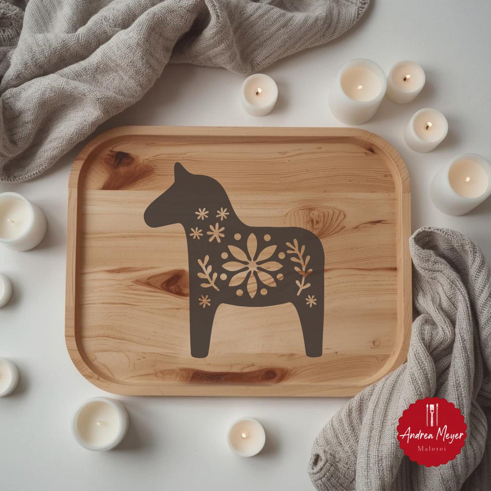 Skandinavische Plotterdateien Dala Pferd, Elch & Herz – nordische Dekoideen zum Selbermachen 39 Holztablett mit Dala Pferd – skandinavische Plotterdatei für nordische Wohnideen