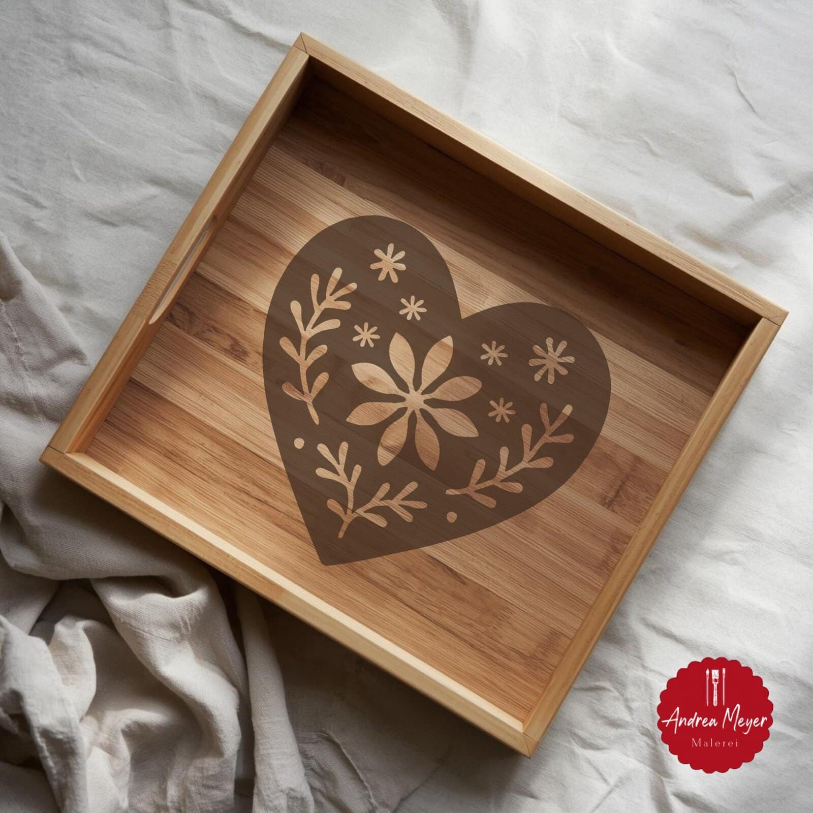 Skandinavische Plotterdateien Dala Pferd, Elch & Herz – nordische Dekoideen zum Selbermachen 37 Holztablett mit Herzmotiv – skandinavische Plotterdatei für Deko und Geschenke