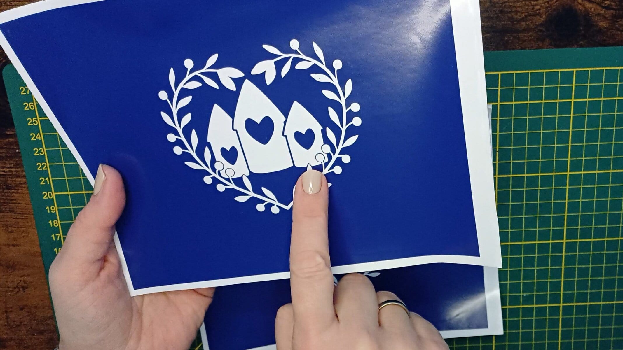 Siebdruck mit dem Plotter 5 Plotter trifft Siebdruck - ich habe mit einer Vinylschablone Landhaus Motive auf Küchentücher gedruckt