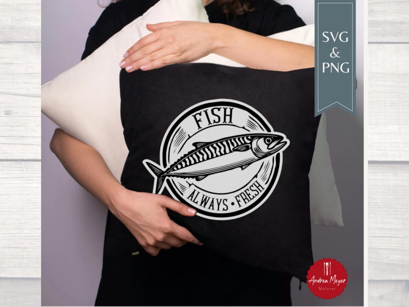 Vintage Fisch Plakette – Fisherman Aesthetic SVG & PNG für Plotten + Sublimation | Maritimes Design für Cricut, Silhouette + Textildruck 1 Fisch Motiv auf Kissen, handgemachte Dekoration, nachhaltige Wohnakzente, Andrea Meyer.