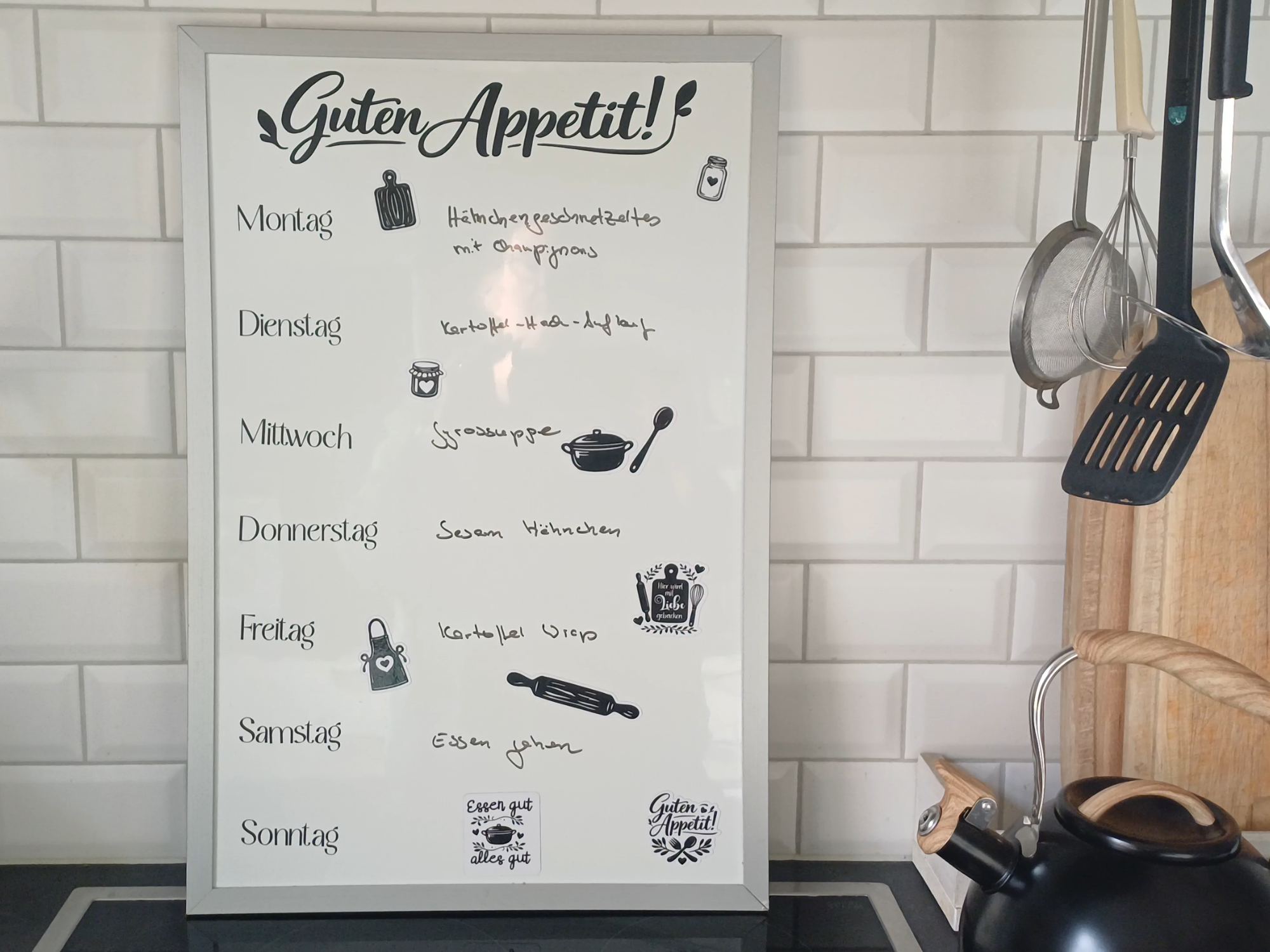 Fertiger selbst gemachter Menüplan mit Whiteboard, Wochenplan und wechselbaren Küchenmagneten