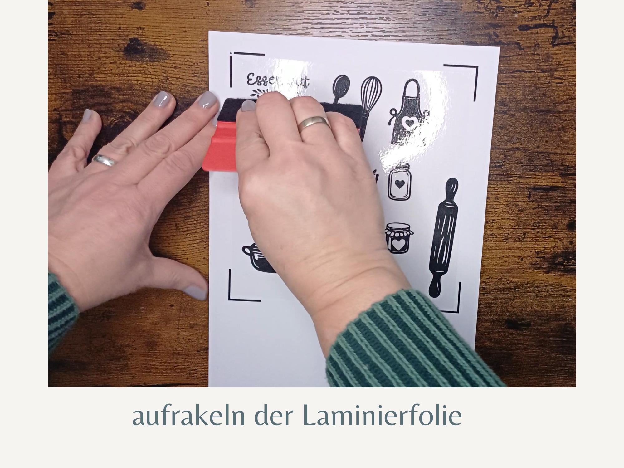 Transparente Laminierfolie wird auf die bedruckte Magnetfolie für den DIY-Menüplan aufgebracht