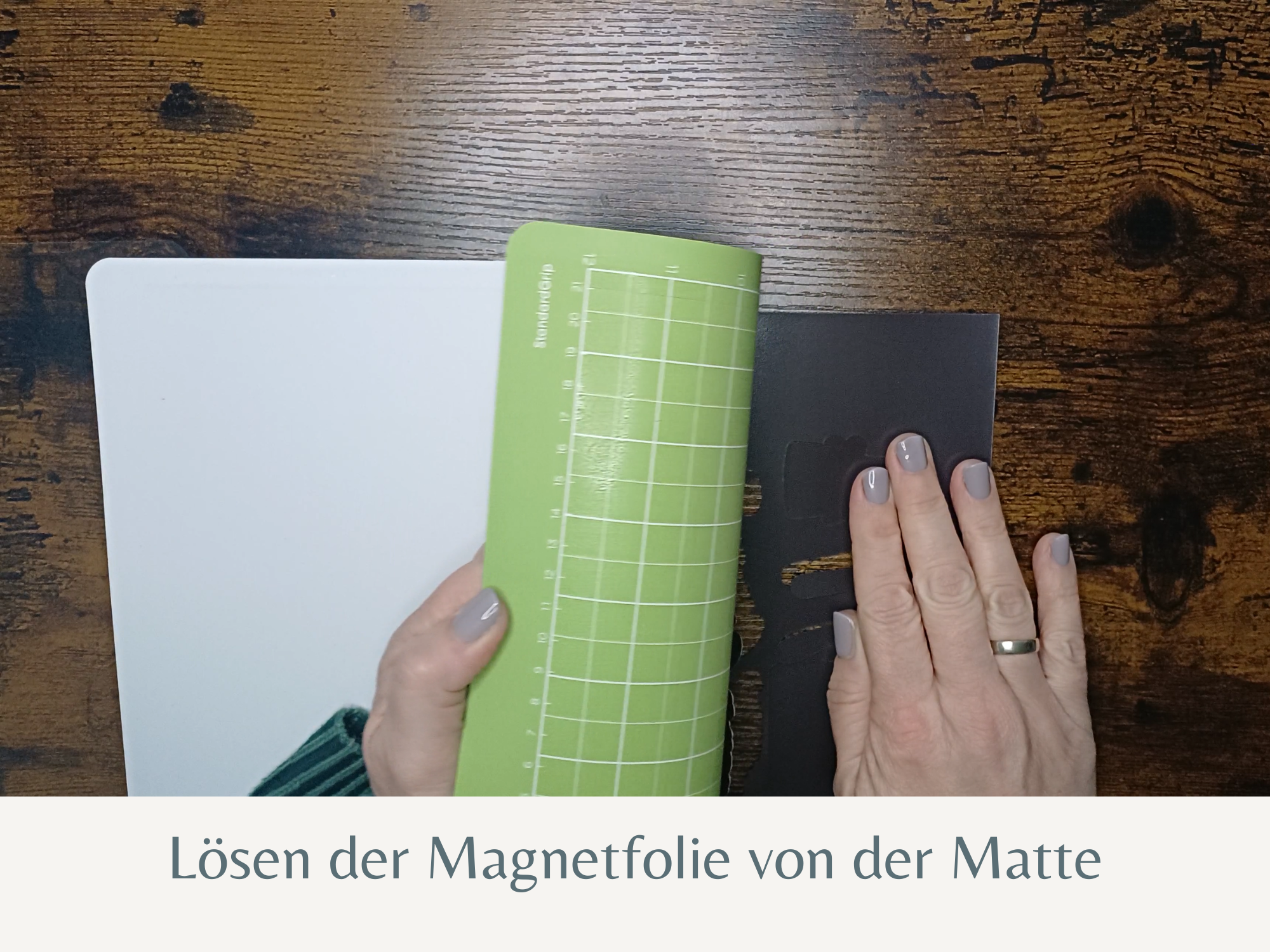 Cricut Joy Xtra schneidet bedruckte Küchenmotive für dekorative Magnete am selbst gemachten Menüplan aus